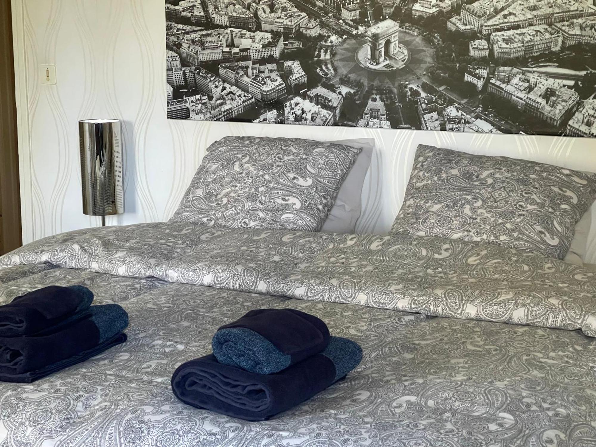 La Belle Chaumiere Bed & Breakfast Bretagne-de-Marsan ภายนอก รูปภาพ